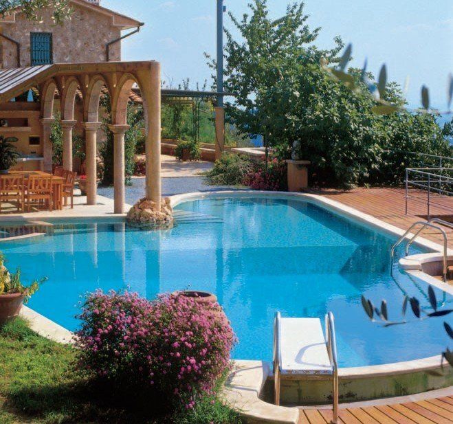 Realizzazione di piscina esterna su misura a Modena