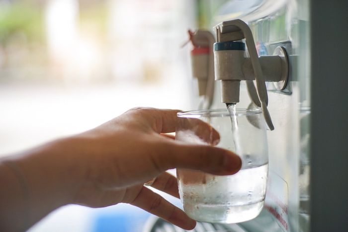 clienti felici mentre bevono l'acqua depurata in casa