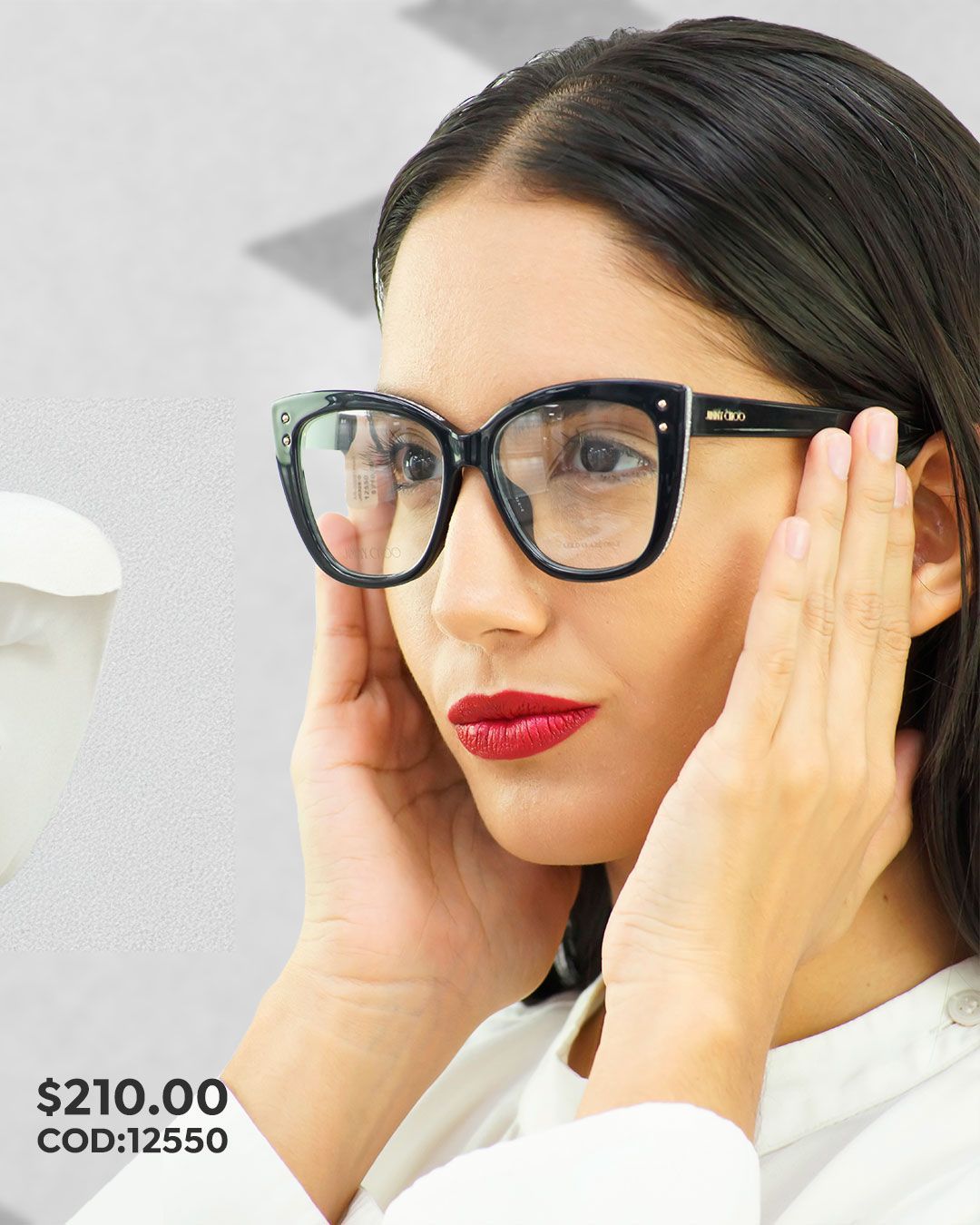 Una mujer que lleva lentes tiene lápiz labial rojo en los labios.