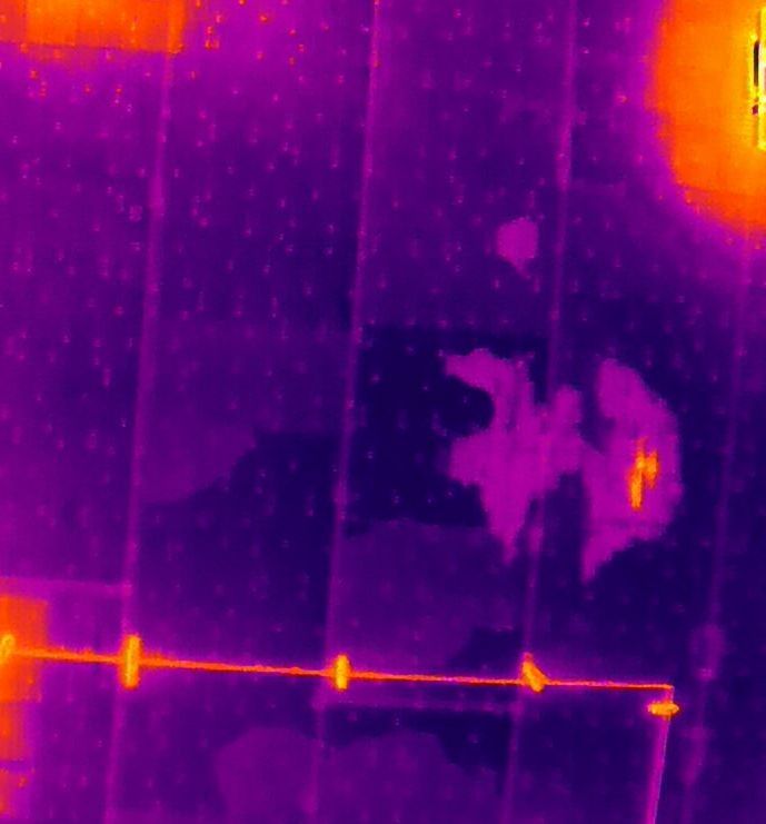 A thermal image of a purple background with a yellow line.