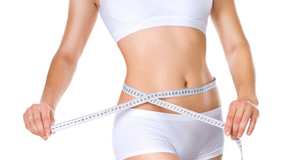 Donna con metro sul girovita