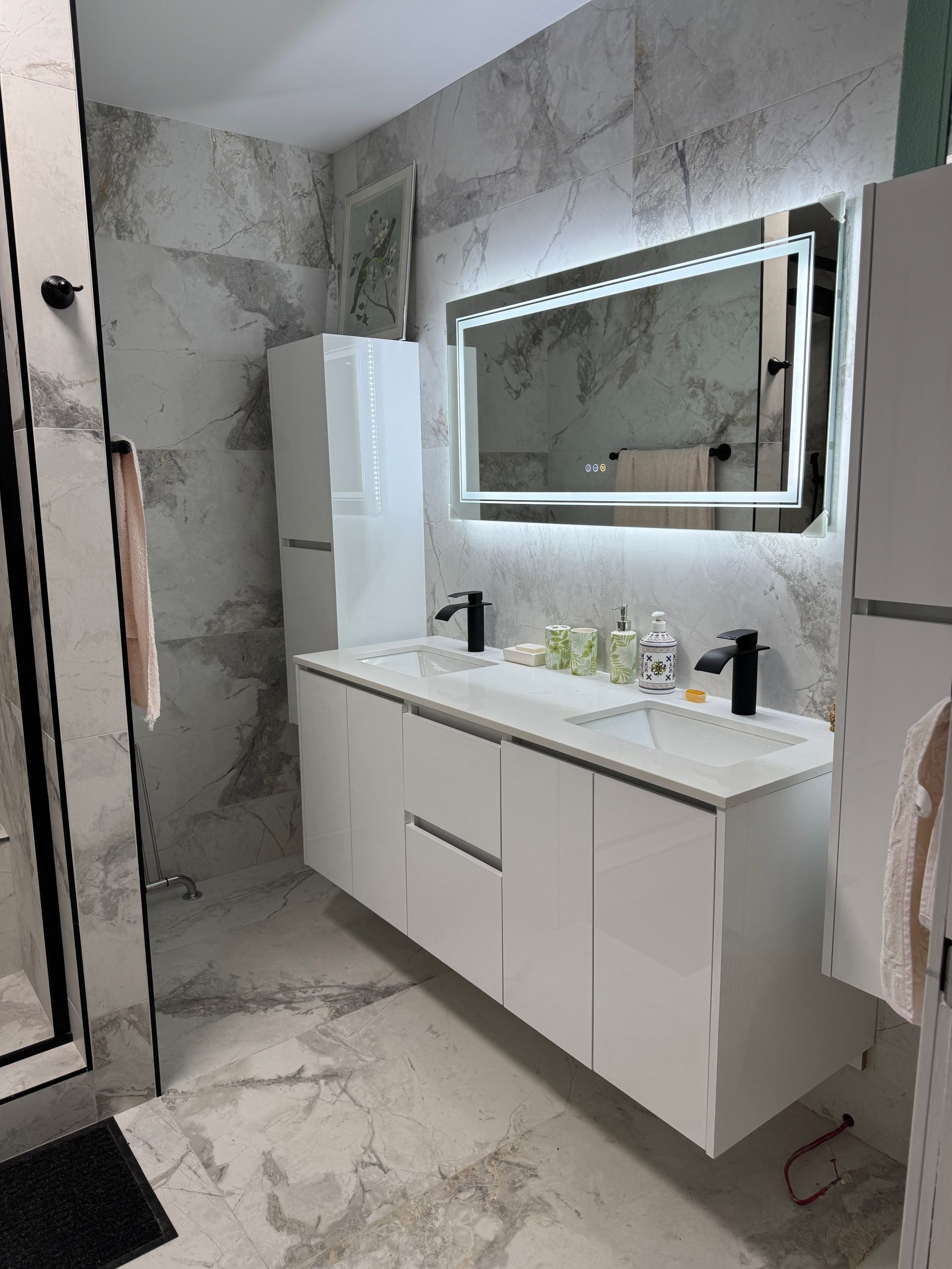 Une salle de bain avec deux lavabos et un grand miroir.