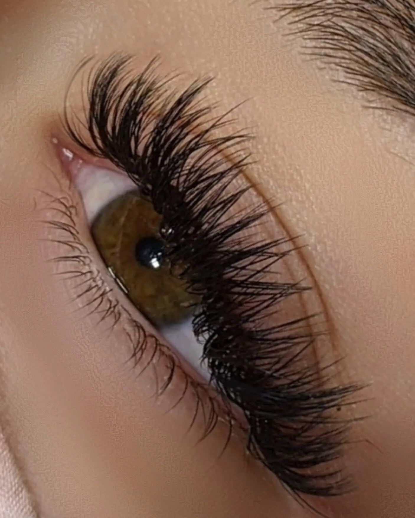 Decoding the Process: What to Expect from Eyelash Extensions.