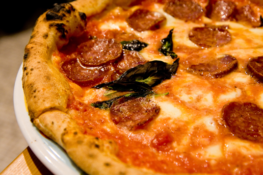 Pizza con salame piccante