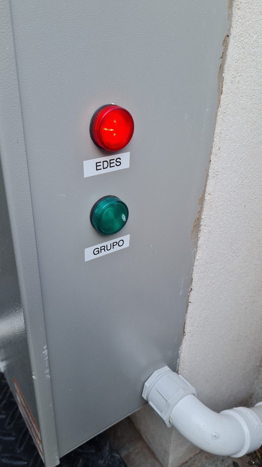 Caja eléctrica gris con una luz roja etiquetada 