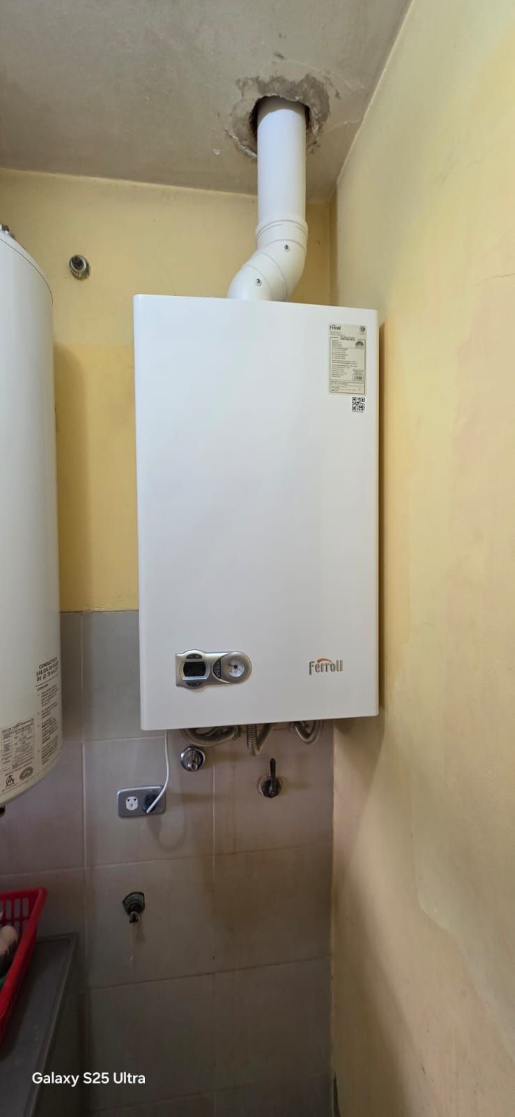 El equipo de la piscina, incluidas las tuberías, las válvulas y un filtro, se instala sobre una superficie de hormigón.