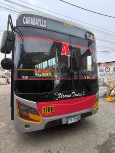 Un autobús con el número 1706 en la parte delantera.
