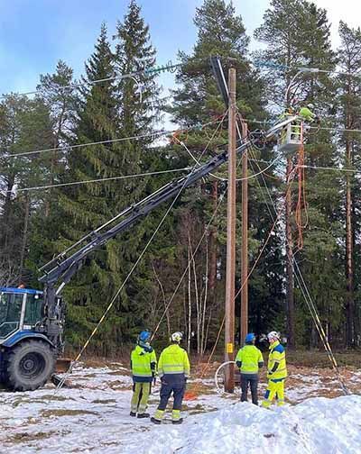 Grupp människor som jobbar med högspänningsanläggning
