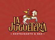 Logotipo para el restaurante y bar La Juguetería: un caballo de carrusel sobre texto sobre un fondo rojo.