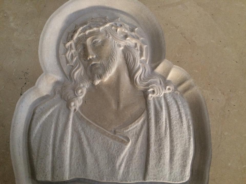 Rilievo raffigurante Gesù con una corona di spine e avvolto in una tunica.