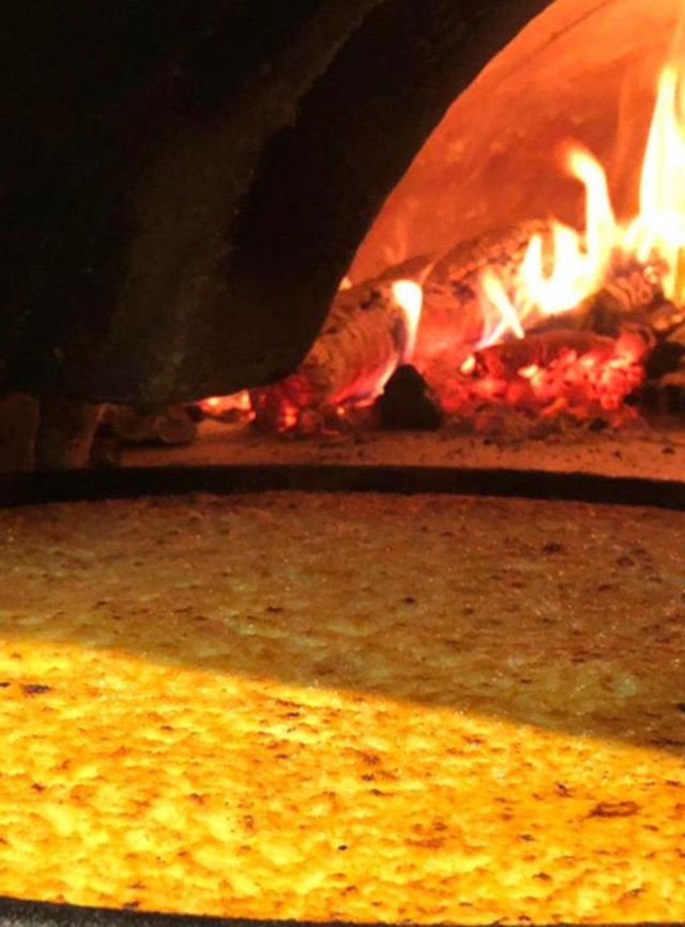 pizza nel forno a legna