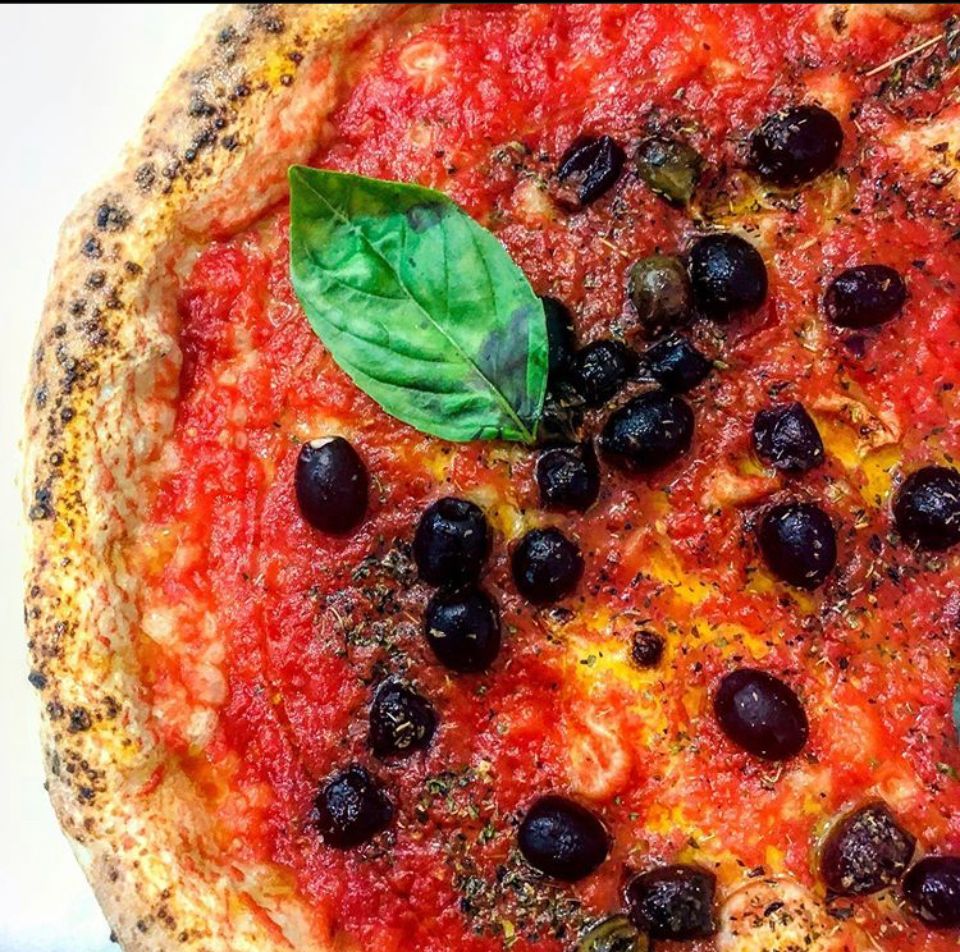 Preparazione pizze e panuozzi La Spezia Pizza Gourmet