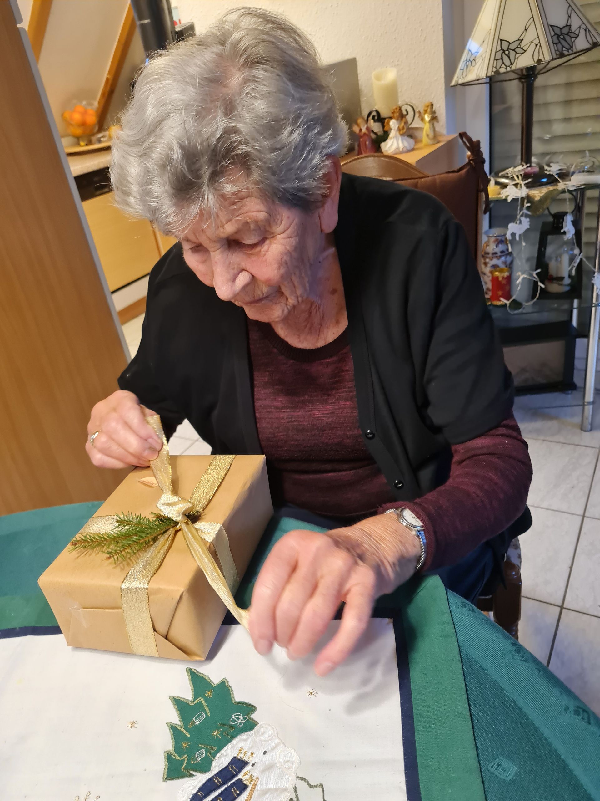 Herta bekommt ihr Weihnachtsgeschenk. Weihnachten 2024