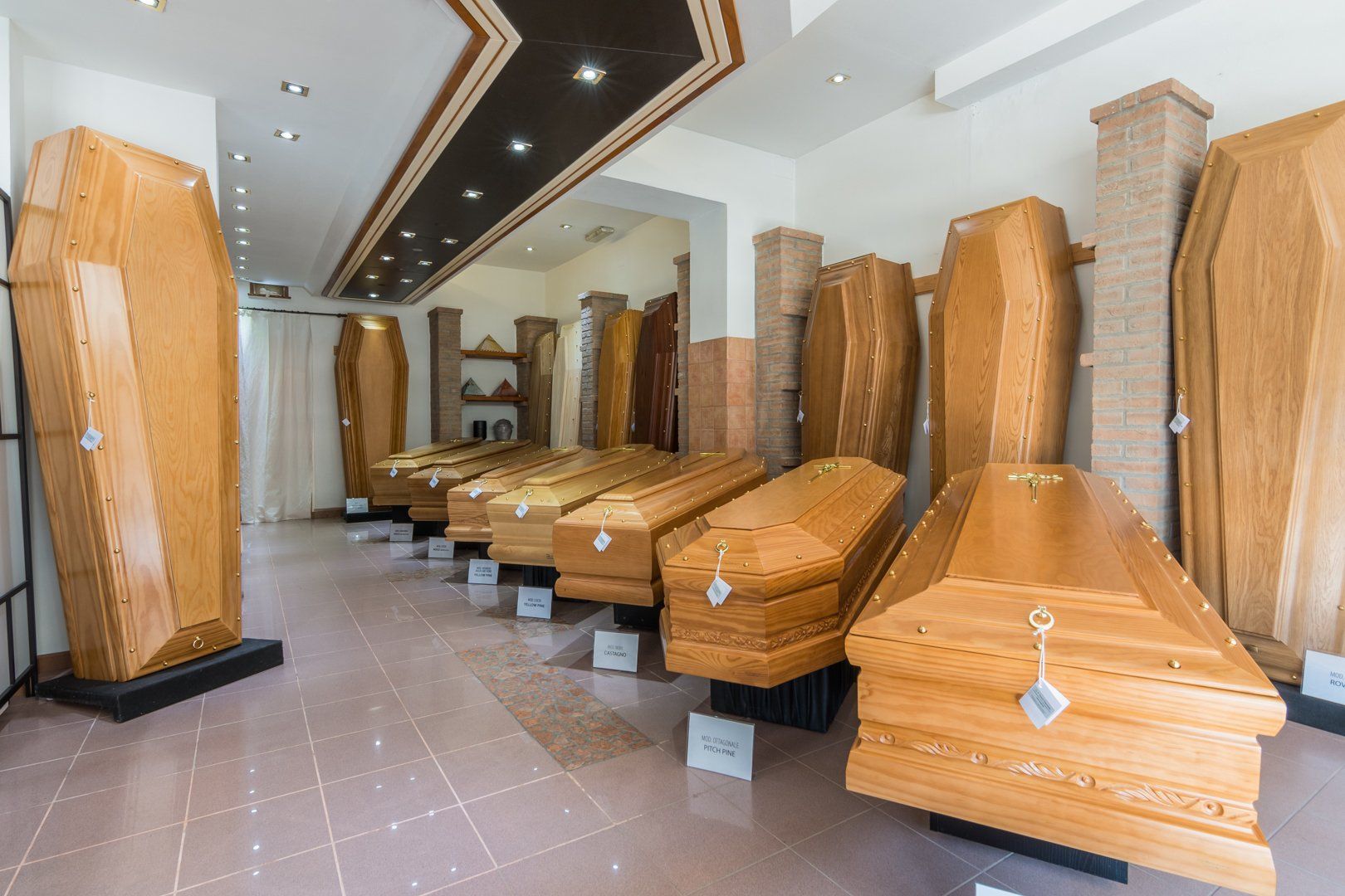 esposizione articoli funebri Tonti Daniela