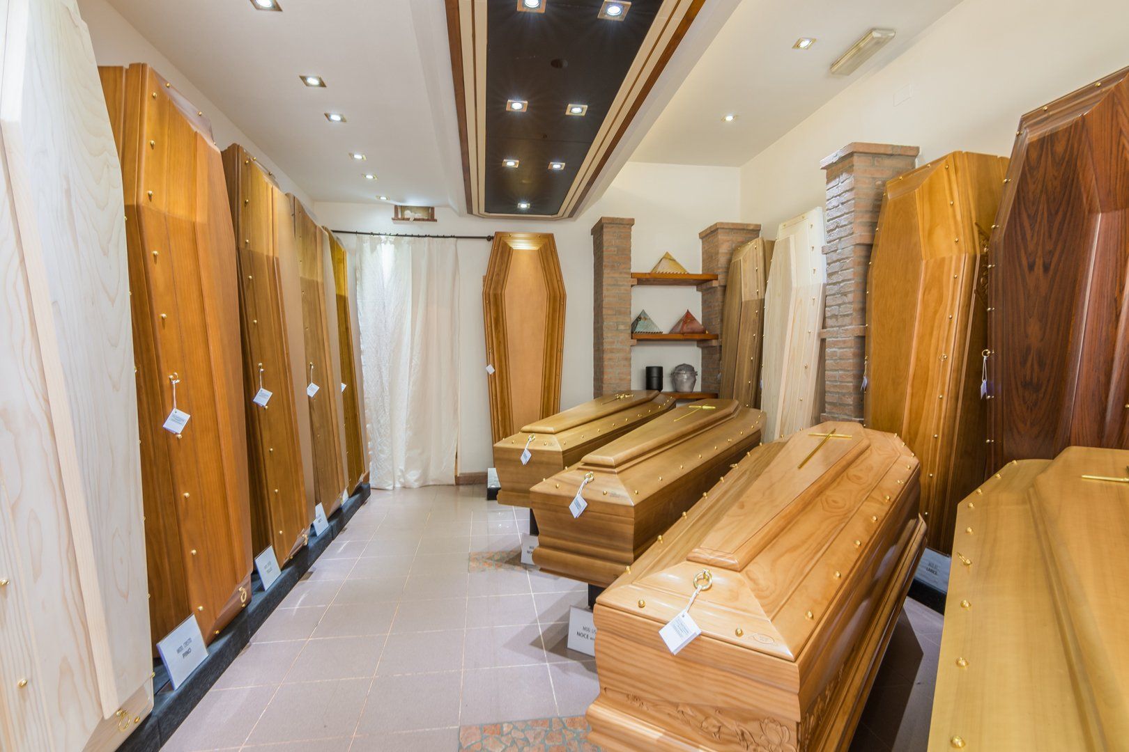 esposizione casse mortuarie Tonti