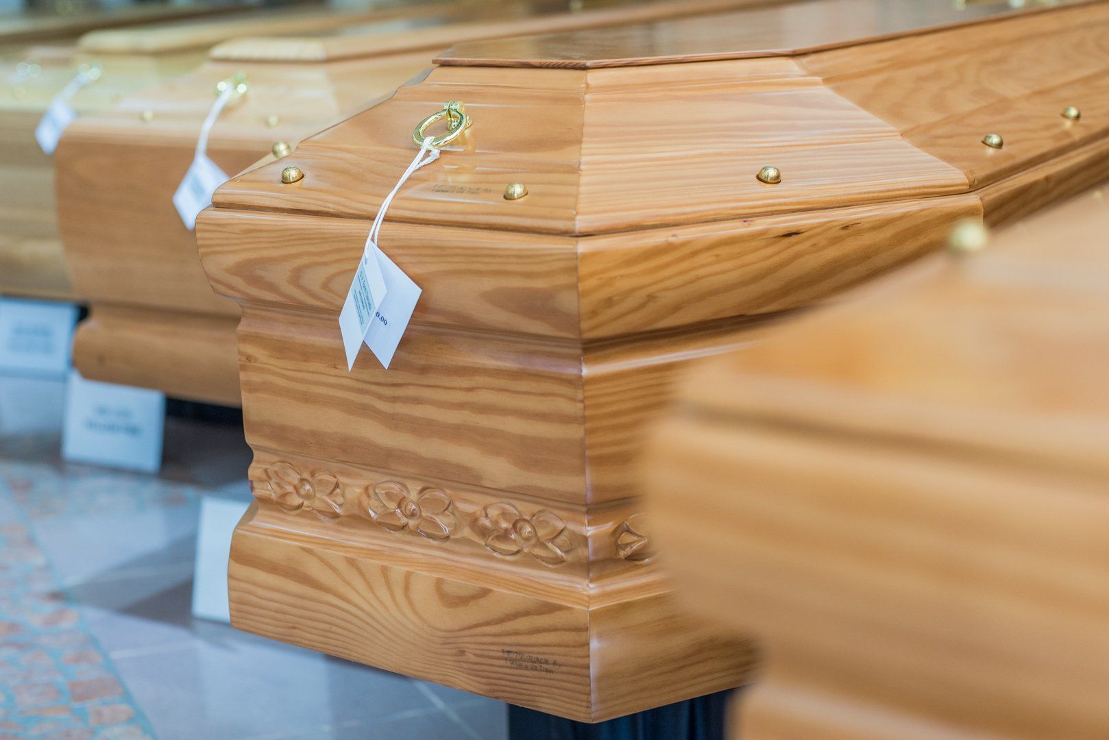 particolare di cassa mortuaria Tonti Daniela