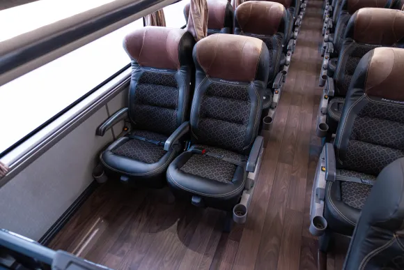 O interior de um ônibus com Poltronas Executivo