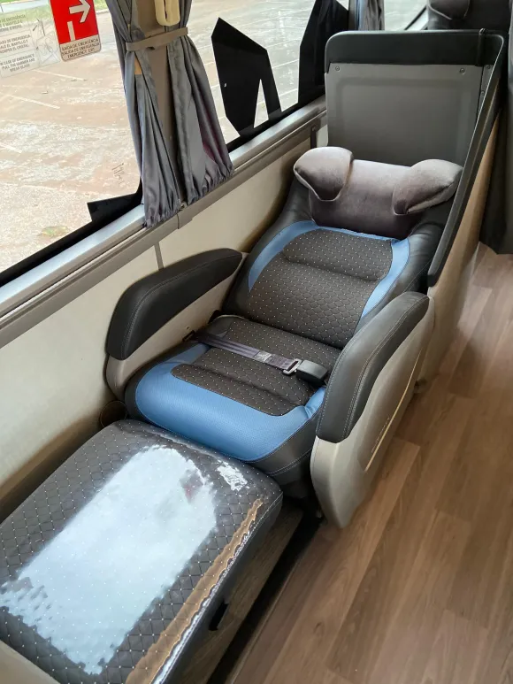 O interior de um ônibus com Poltronas Leito Cama
