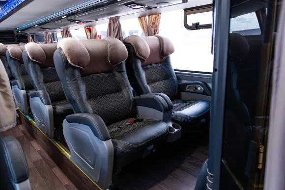 O interior de um ônibus com Poltronas Leito