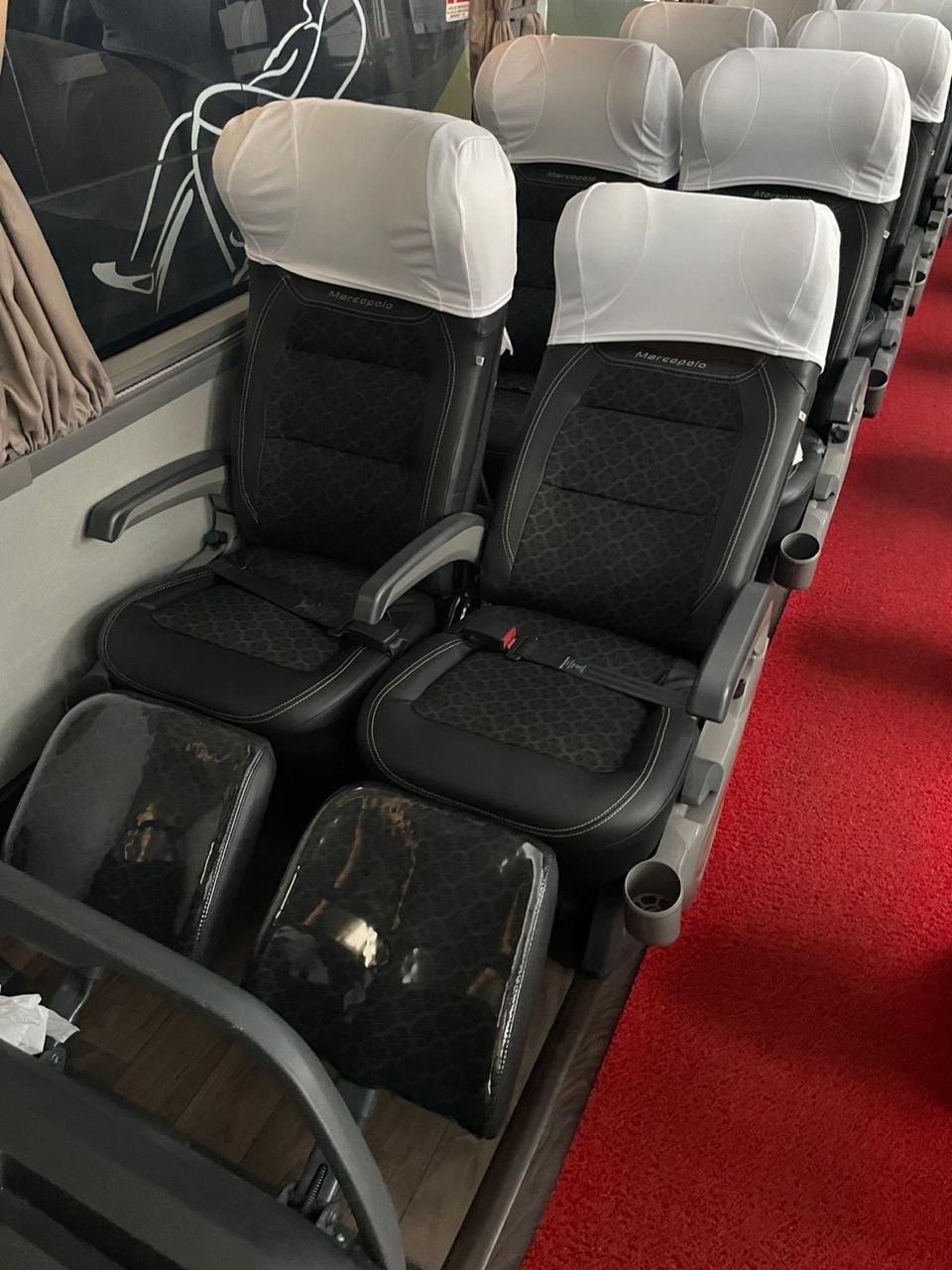 O interior de um ônibus com Poltronas Executivo