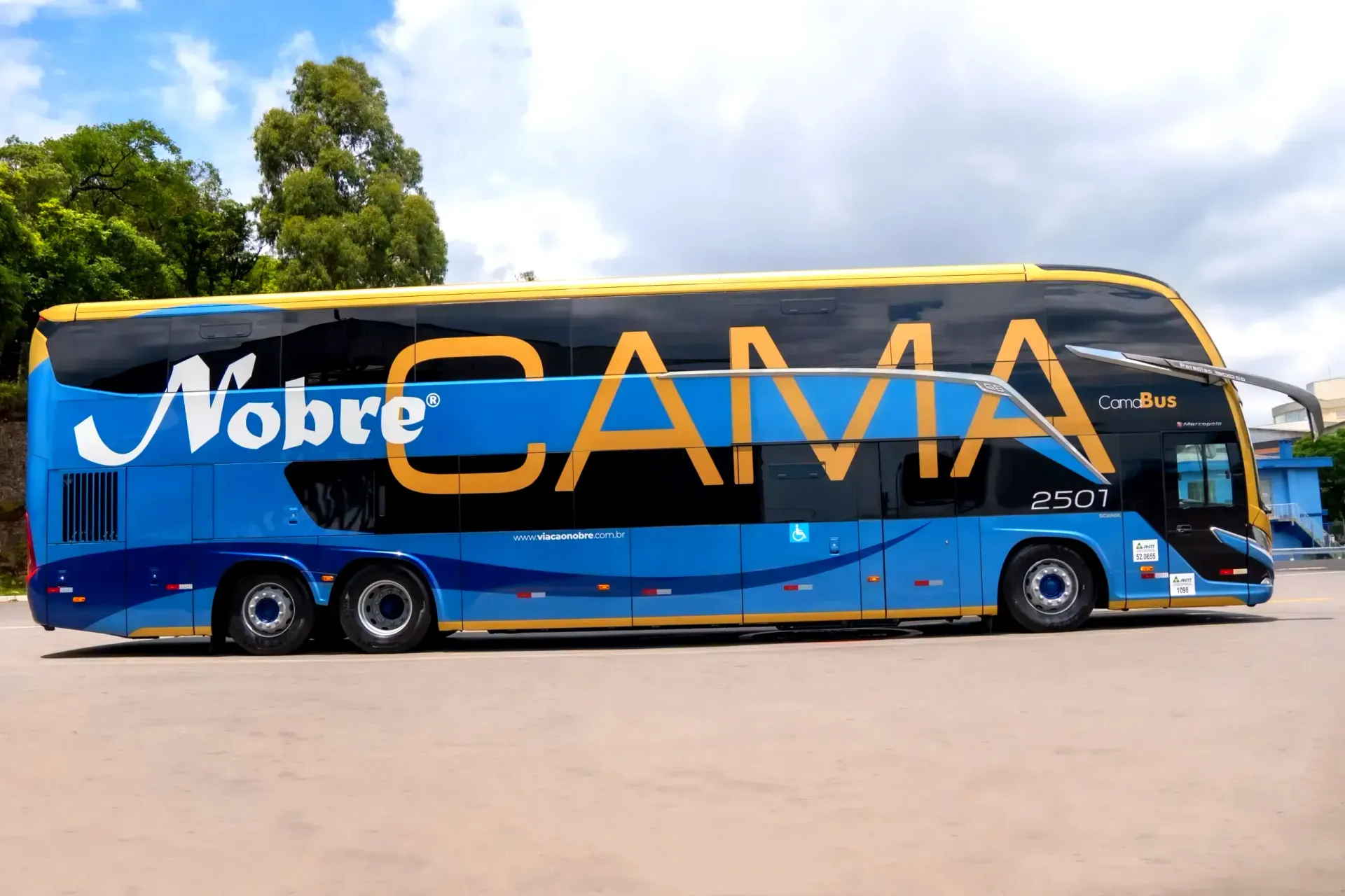 Um ônibus azul e verde na rodoviária com a palavra sul minas na lateral