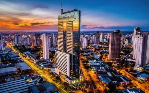 Vista aérea de um arranha céus em Goiânia, com o por-do-sol