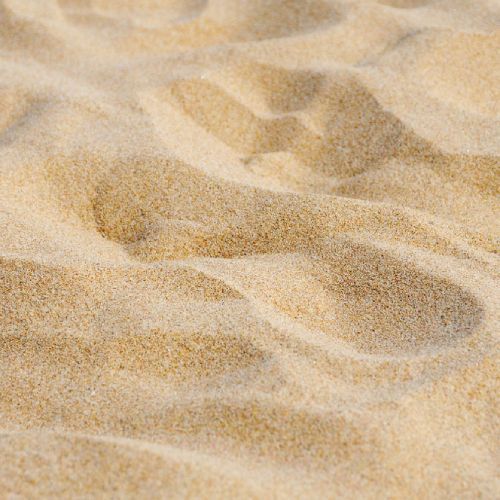 Un primer plano de un montón de arena en una playa.