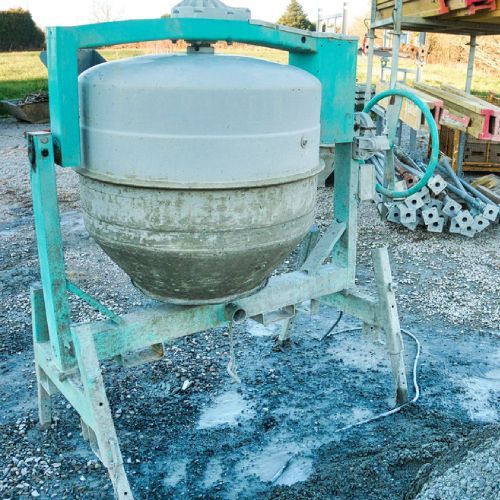 Una hormigonera está parada en un camino de tierra