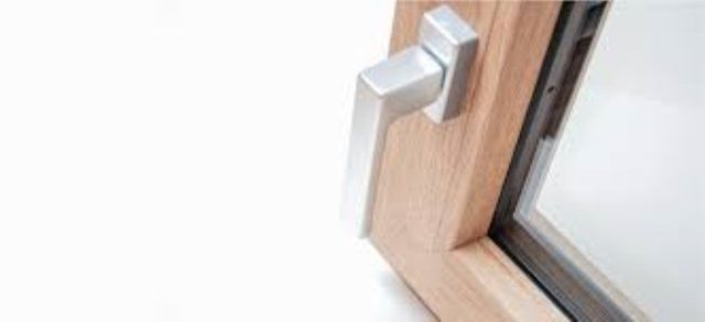 finestra con maniglia in acciaio