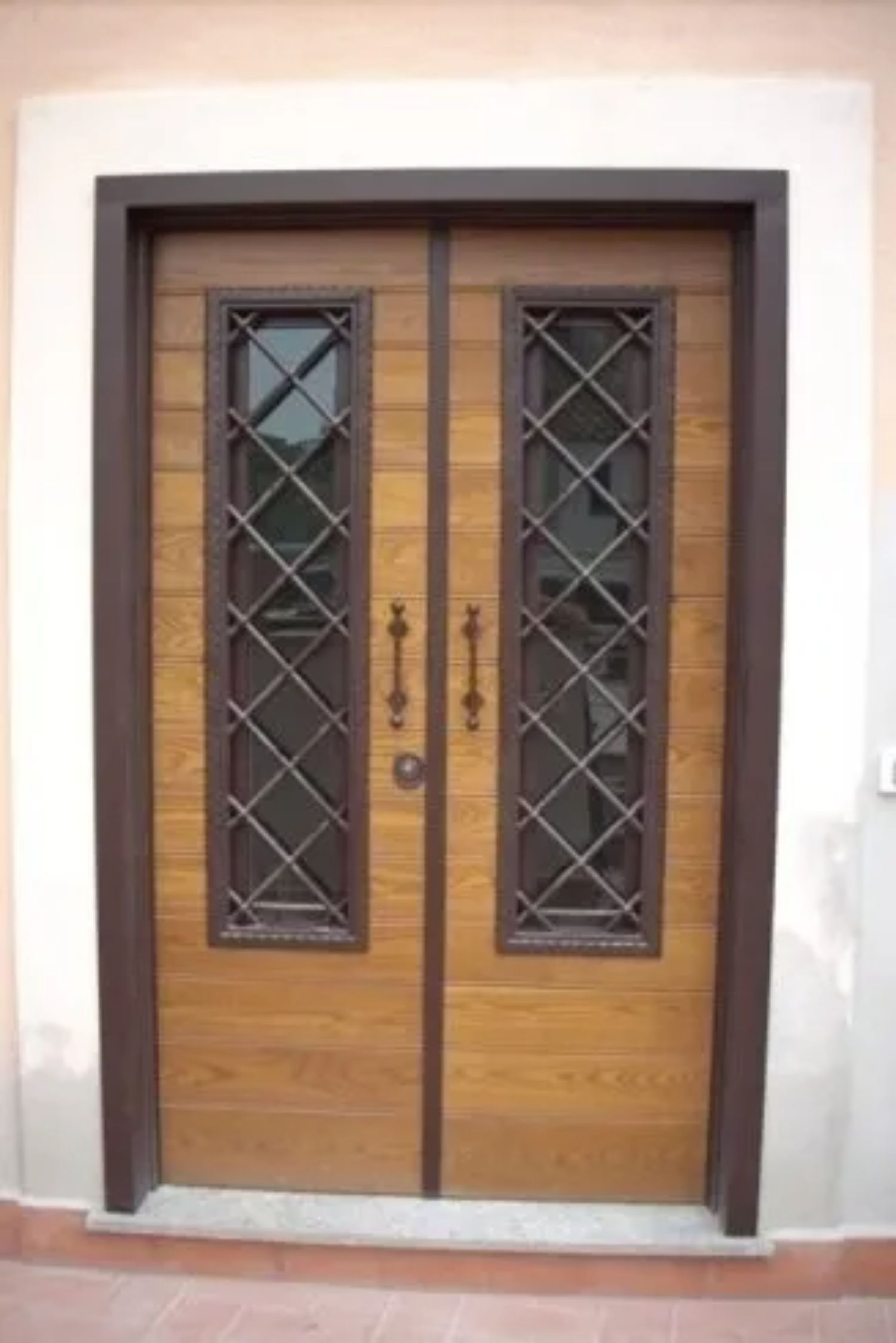 porta d'ingresso in legno con inferriata
