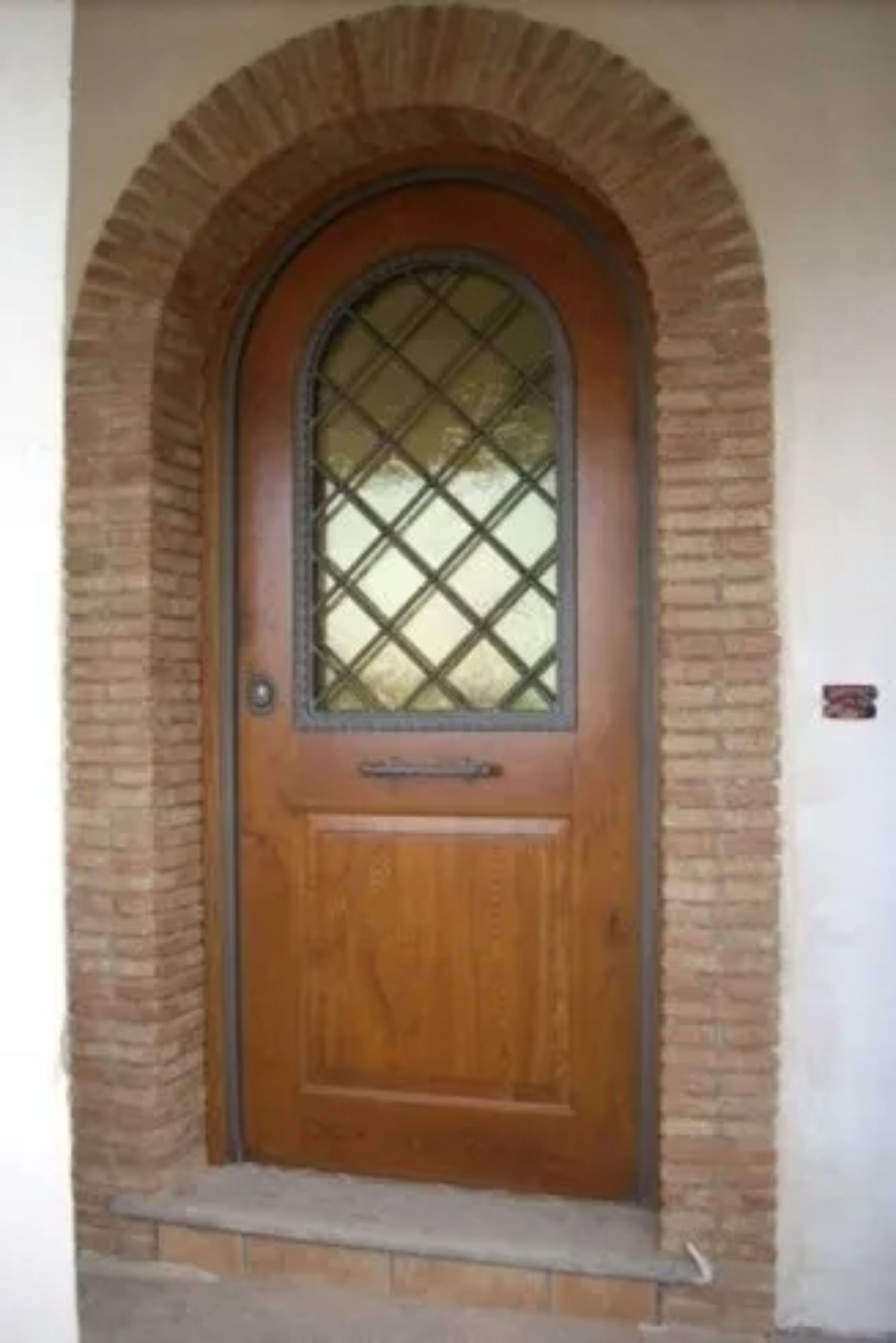 porta in legno con inferriata e vetrata