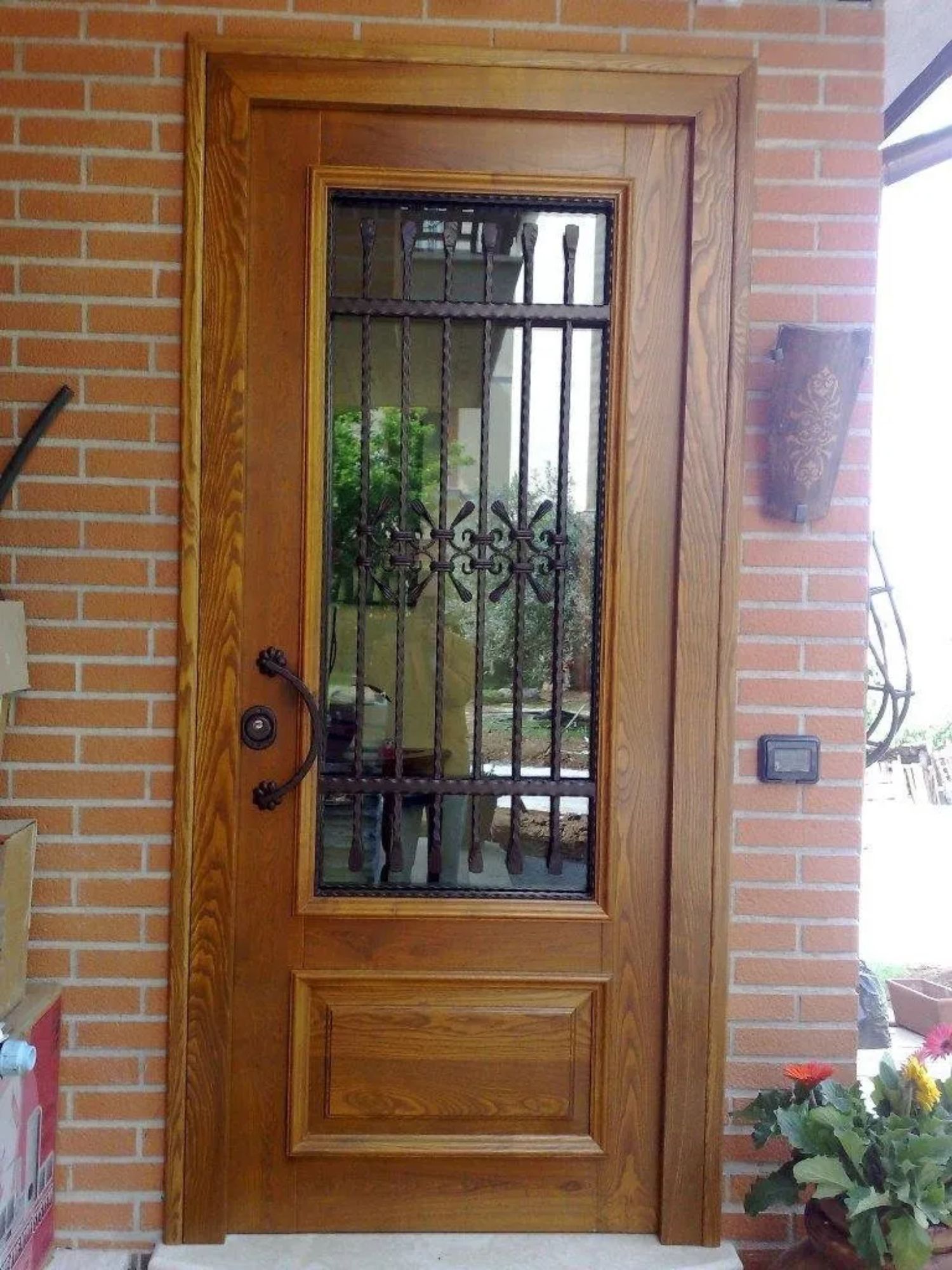 porta in legno di una casa privata
