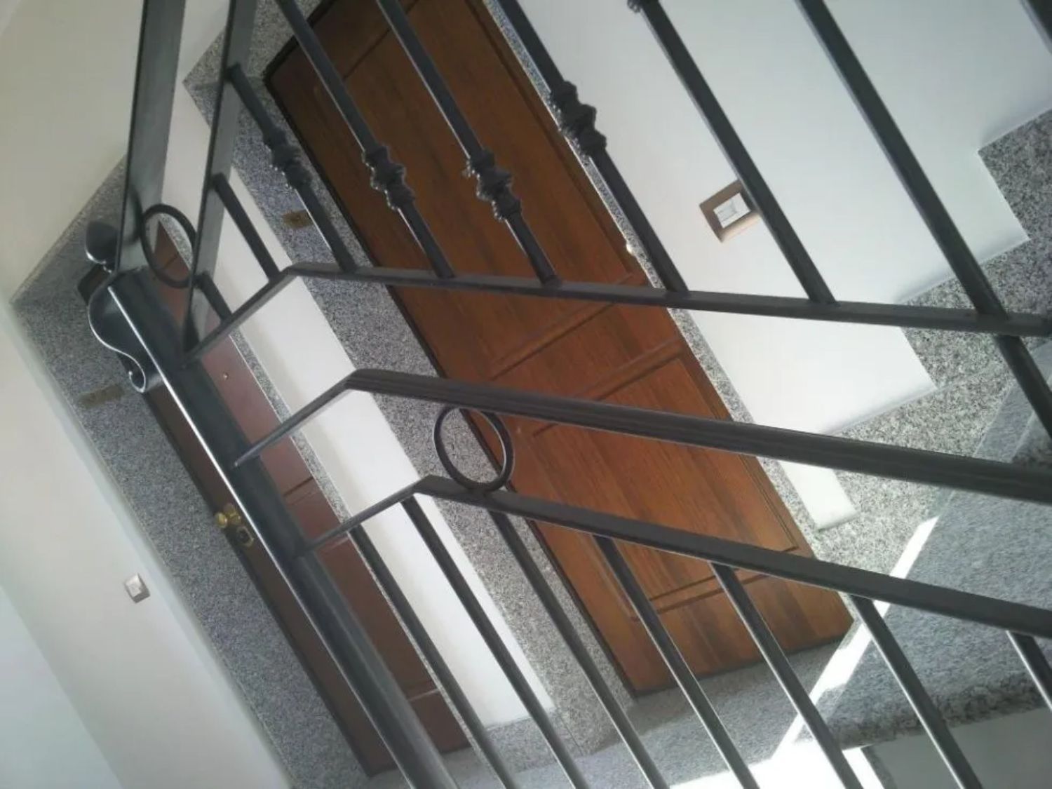 porta in legno di un appartamento