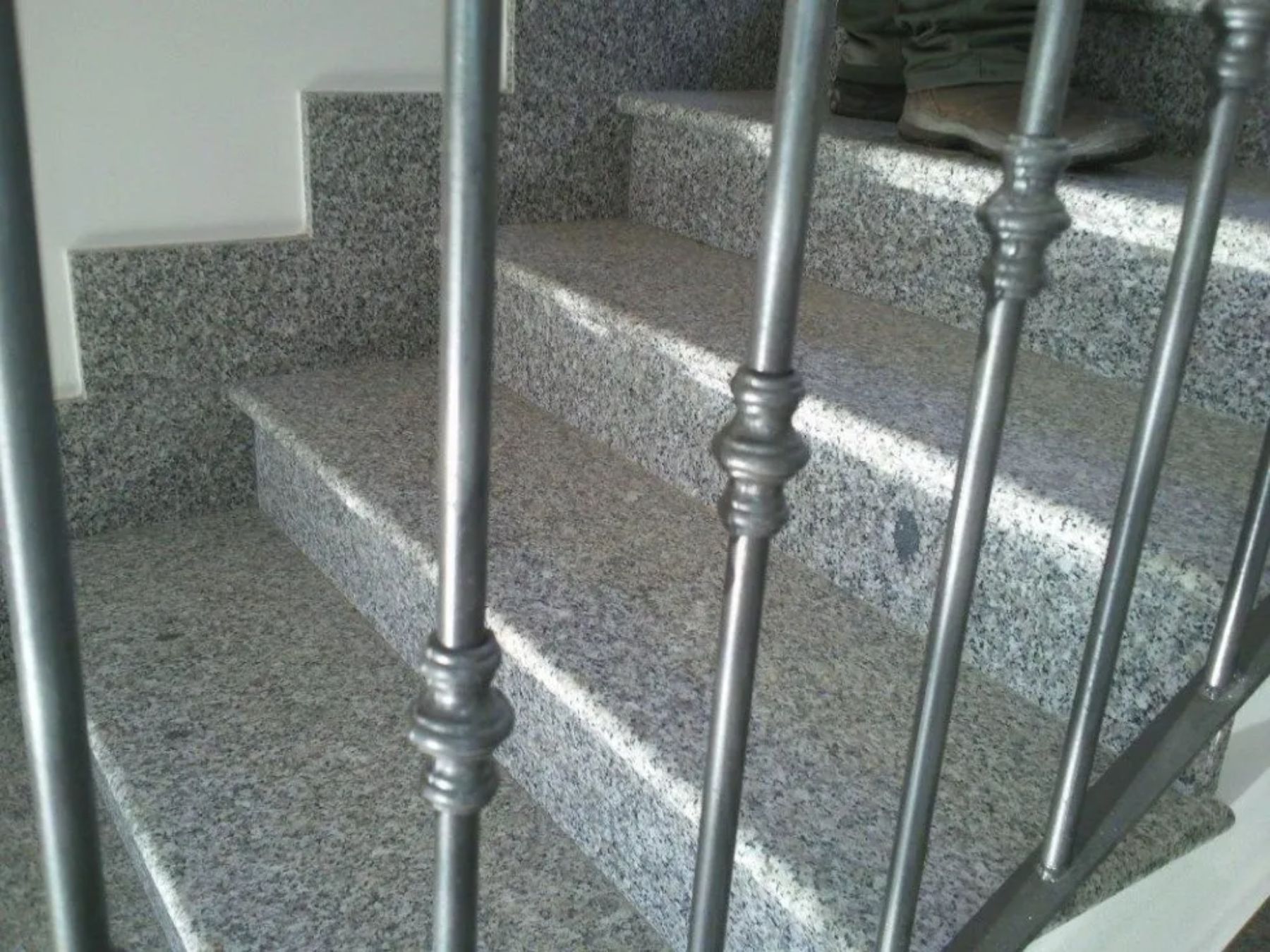 corrimano in ferro battuto su scala condominiale