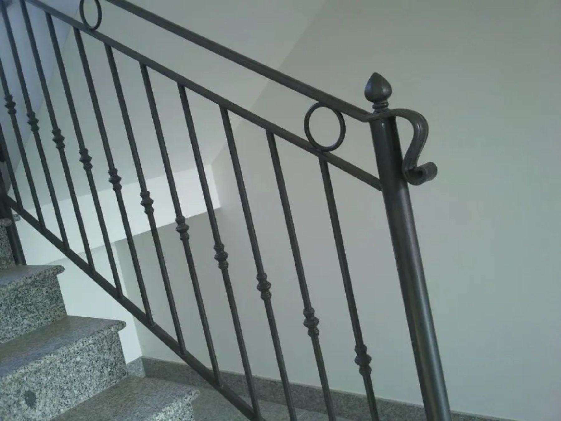 corrimano in ferro battuto su scala privata