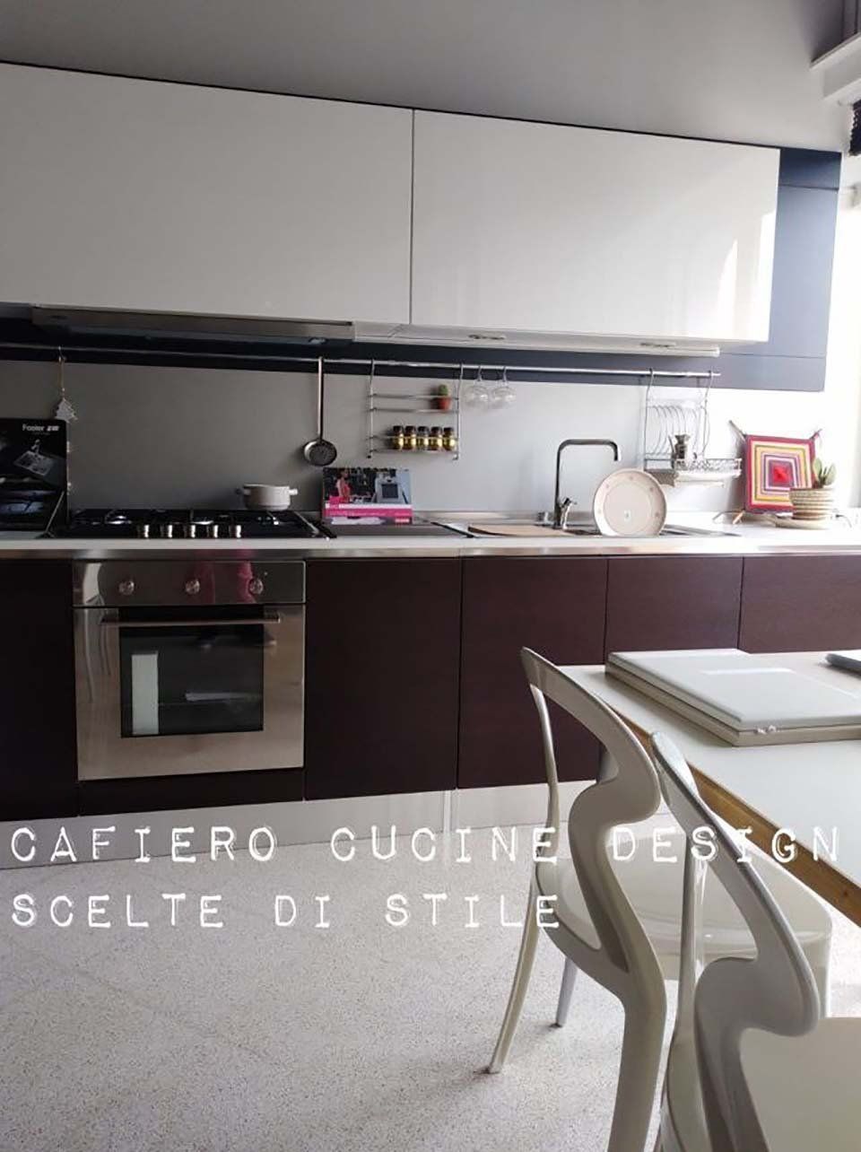 cucina con arredi bianchi