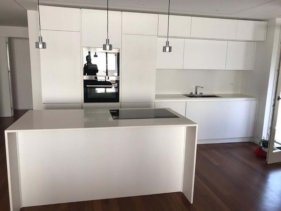 cucina con piano cottura a induzione