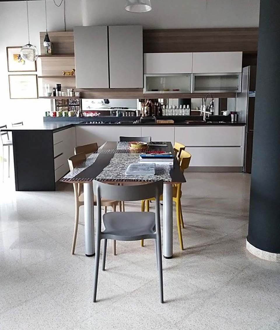 cucina contemporanea con tavolo centrale