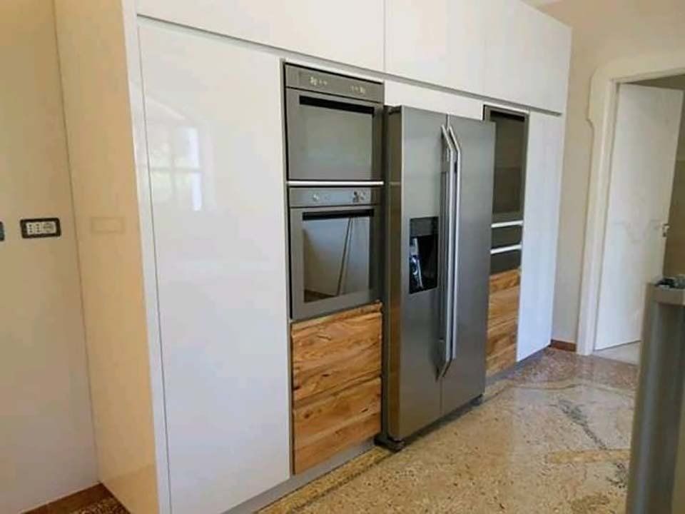 cucina con elettrodomestici di ultima generazione