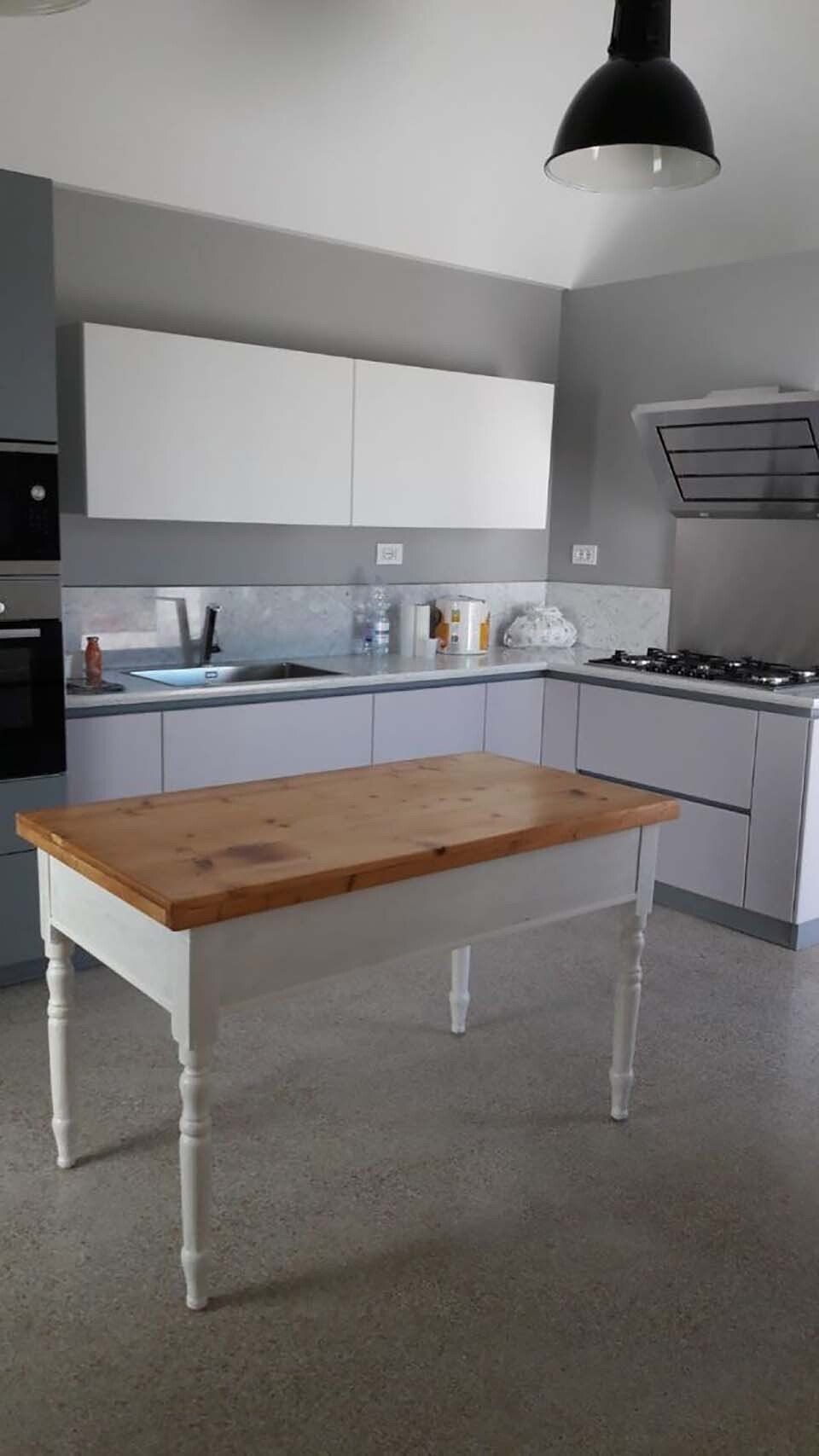 cucina contemporanea con tavolo in legno