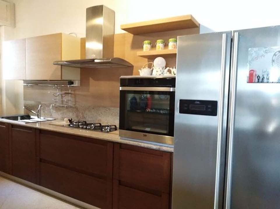 cucina contemporanea con elettrodomestici