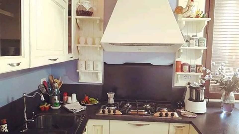 cucina beige in legno completa