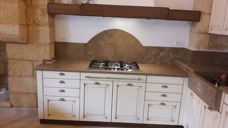 piano cottura con fornelli tradizionali