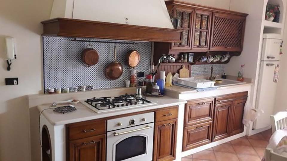 cucina in legno completa di elettrodomestici