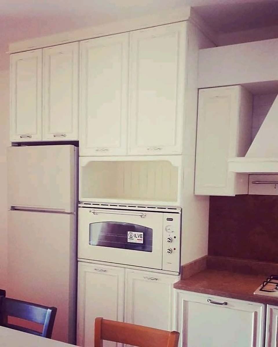 cucina tradizionale in legno bianco