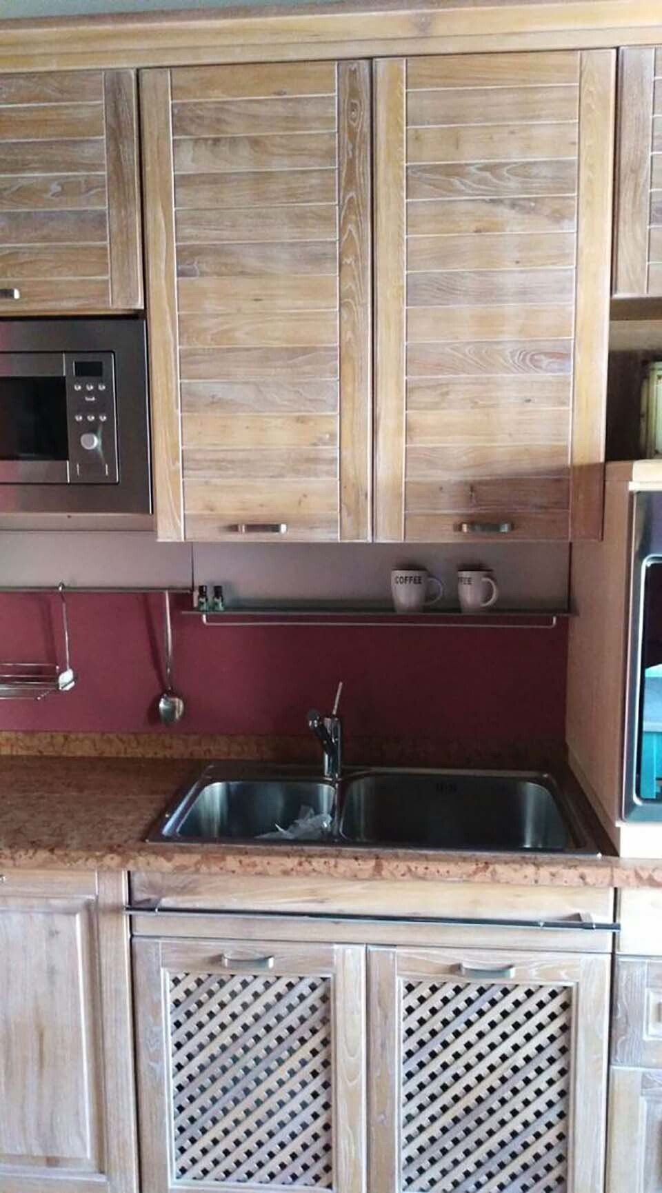 cucina con arredi classici in legno