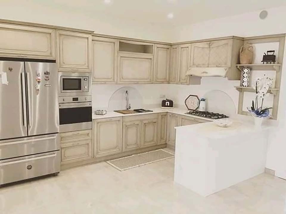 cucina completa con arredi in legno