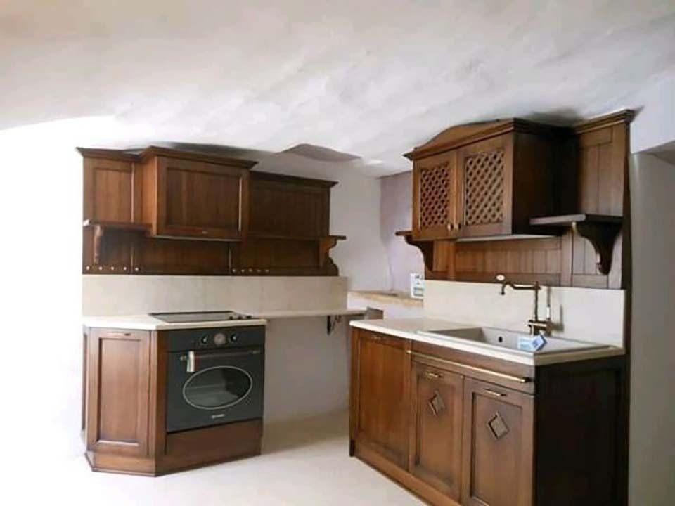 arredi in legno massiccio per cucina classica