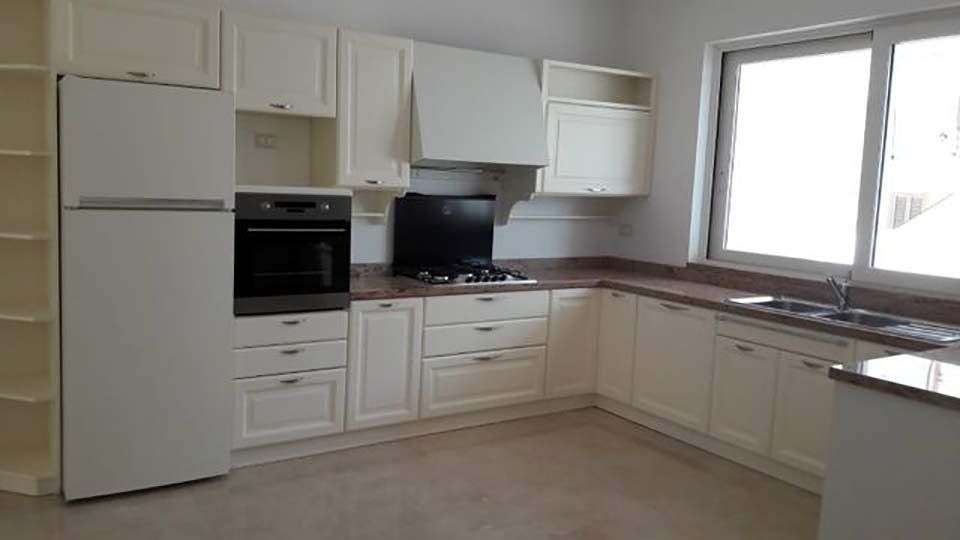 cucina ad angolo con arredi in legno