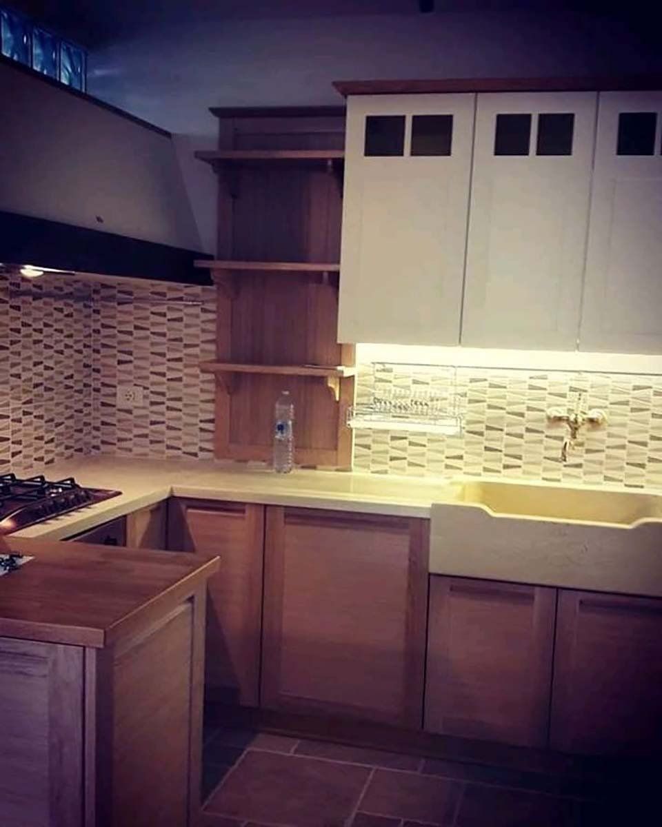 cucina con arredi in legno